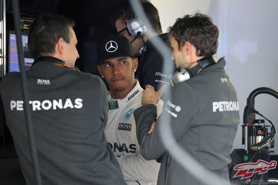Lewis Hamilton hablando con sus ingenieros