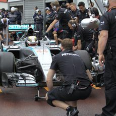 Lewis Hamilton dando por concluida su jornada de trabajo