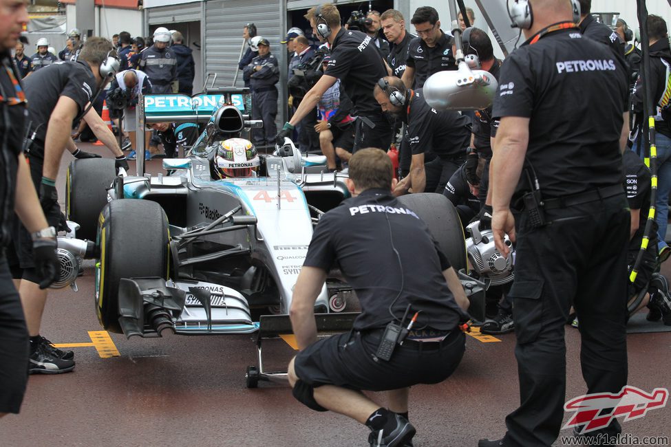 Lewis Hamilton dando por concluida su jornada de trabajo