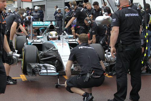 Lewis Hamilton dando por concluida su jornada de trabajo