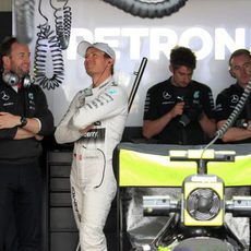 Nico Rosberg esperando en su garaje a que cese la lluvia