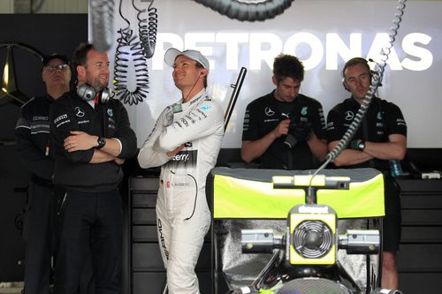 Nico Rosberg esperando en su garaje a que cese la lluvia