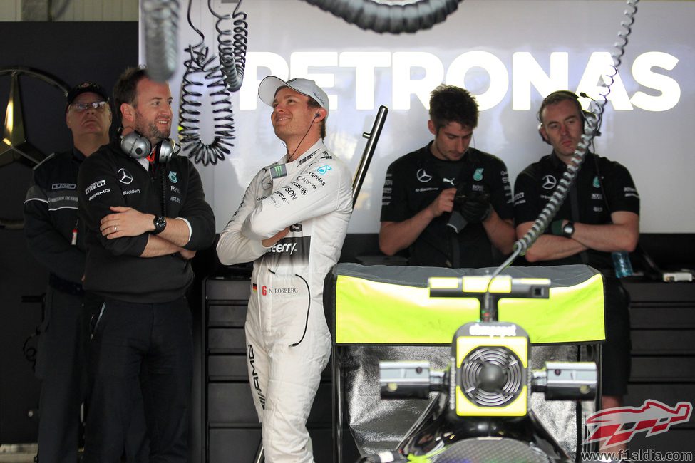 Nico Rosberg esperando en su garaje a que cese la lluvia