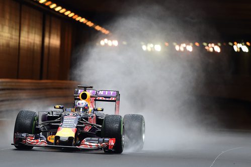 Daniel Ricciardo pilotando sobre la pista mojada