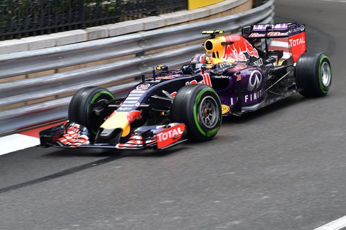 Daniil Kvyat rozando las barreras de Mónaco