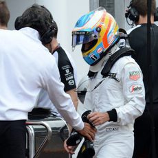 Fernando Alonso entrega sus guantes tras abandonar en Mónaco