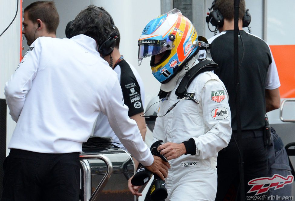 Fernando Alonso entrega sus guantes tras abandonar en Mónaco