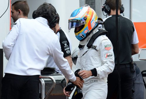 Fernando Alonso entrega sus guantes tras abandonar en Mónaco