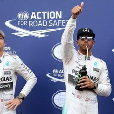 Lewis Hamilton salta de alegría al lograr la pole en Mónaco