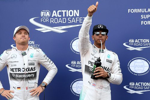 Lewis Hamilton salta de alegría al lograr la pole en Mónaco