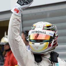 Lewis Hamilton saluda después de conseguir la pole en el Principado