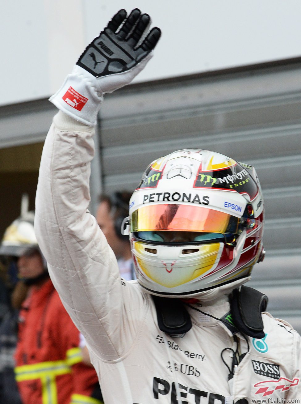 Lewis Hamilton saluda después de conseguir la pole en el Principado