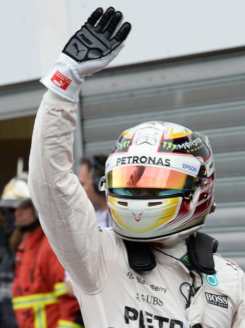Lewis Hamilton saluda después de conseguir la pole en el Principado