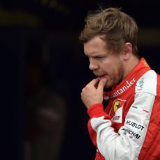 Cara de circunstancia de Sebastian Vettel en parque cerrado