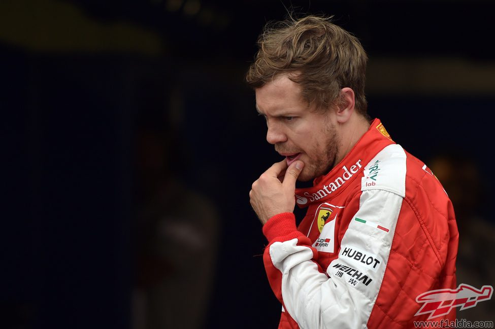 Cara de circunstancia de Sebastian Vettel en parque cerrado