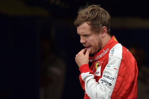 Cara de circunstancia de Sebastian Vettel en parque cerrado