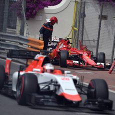 Will Stevens deja atrás el Ferrari de Räikkönen