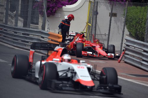 Will Stevens deja atrás el Ferrari de Räikkönen