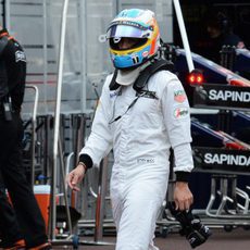 Fernando Alonso volviendo a pie al garaje