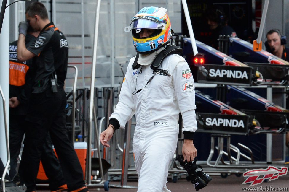 Fernando Alonso volviendo a pie al garaje