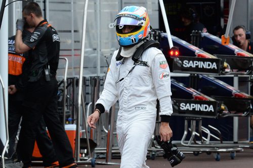 Fernando Alonso volviendo a pie al garaje