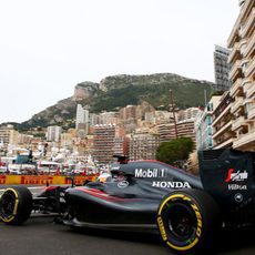 Fernando Alonso en la chicane de la salida del túnel