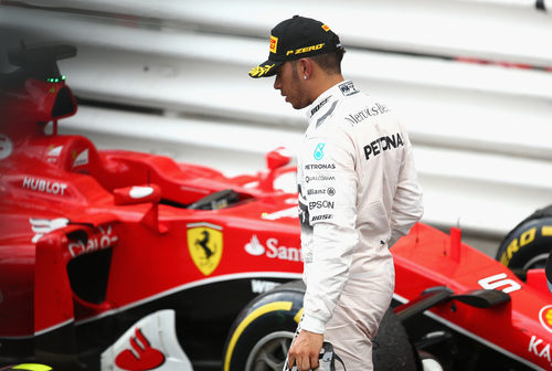 Lewis Hamilton pierde la carrera al hacer un 'pit-stop' extra