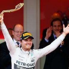Nico Rosberg enseña el trofeo de ganador del GP de Mónaco 2015