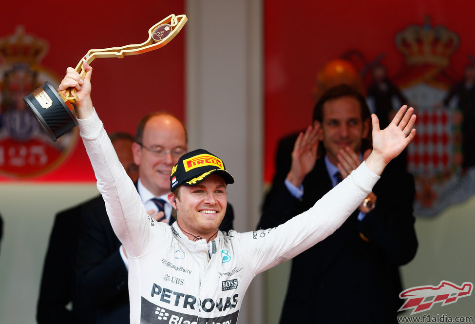 Nico Rosberg enseña el trofeo de ganador del GP de Mónaco 2015