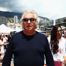 Flavio Briatore pasea por el 'paddock' de Mónaco