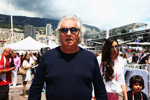 Flavio Briatore pasea por el 'paddock' de Mónaco