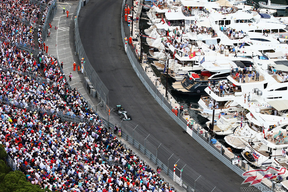 Nico Rosberg pasa junto a las abarrotadas gradas de Mónaco