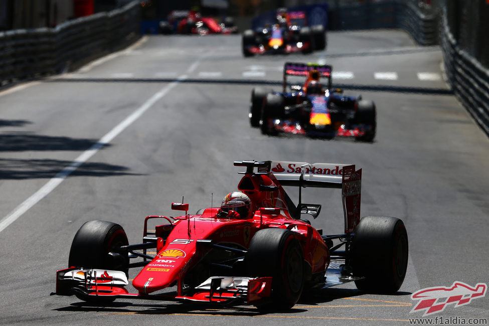 Sebastian Vettel amplía su ventaja con los Red Bull