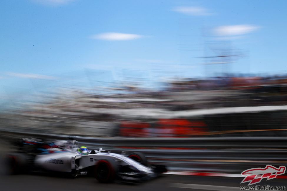 Felipe Massa se acerca a los muros del trazado de Mónaco