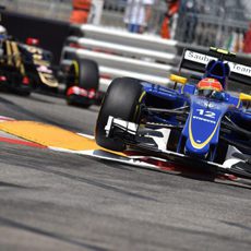 Felipe Nasr rueda por delante de Grosjean