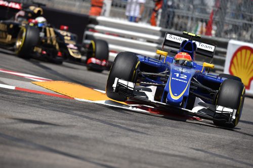 Felipe Nasr rueda por delante de Grosjean