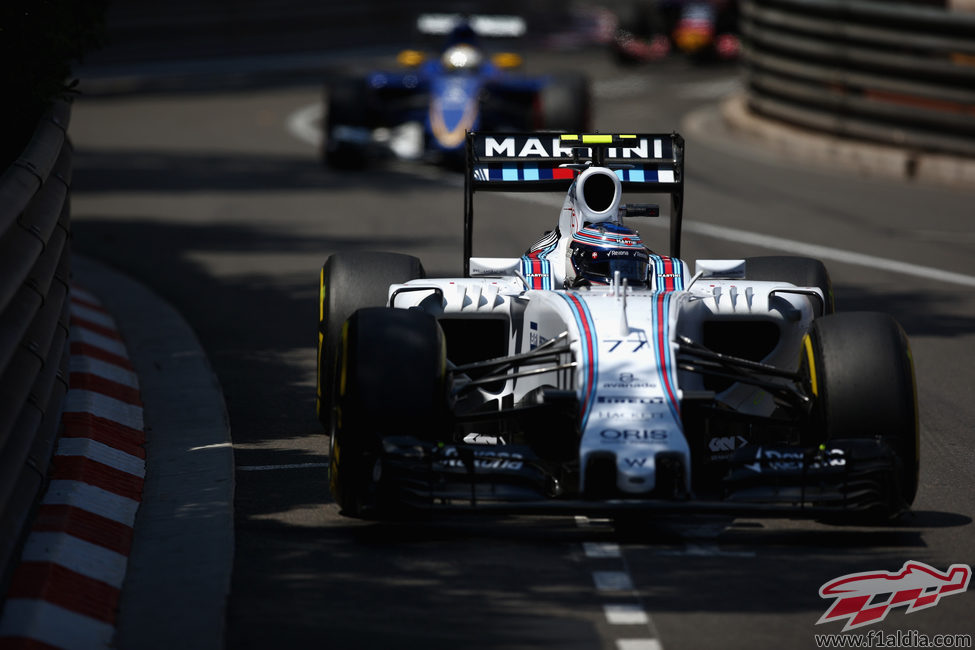 Valtteri Bottas firma su primera carrera de la temporada sin puntuar