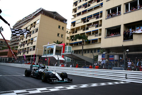 Nico Rosberg pasando el primero por la línea de meta