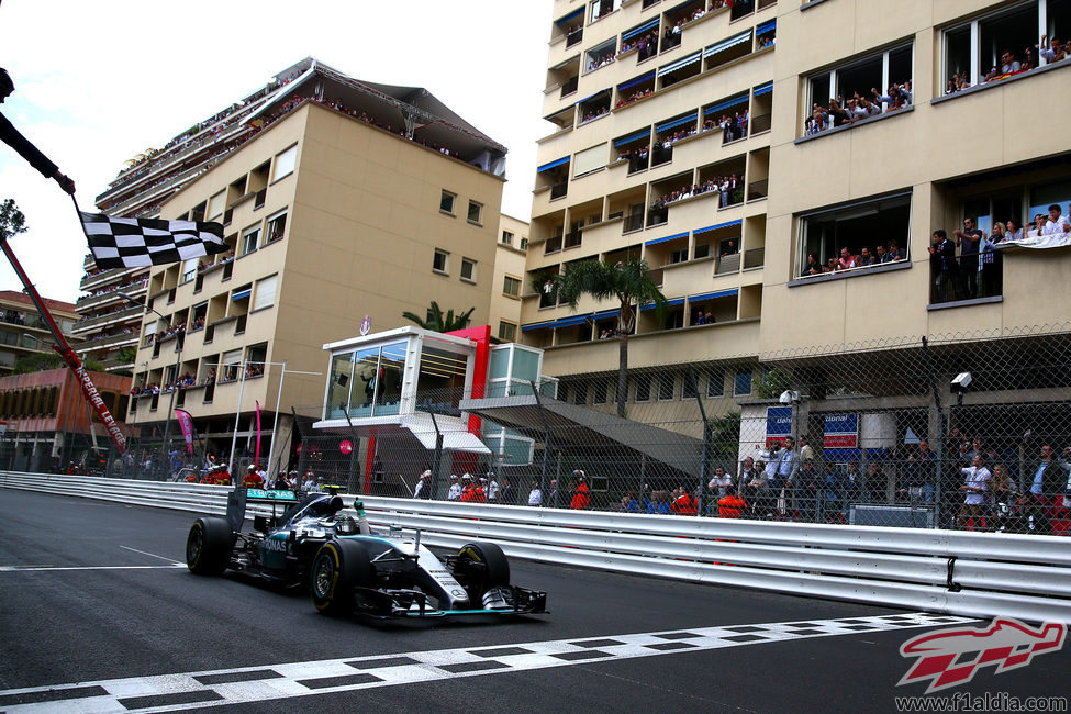 Nico Rosberg pasando el primero por la línea de meta