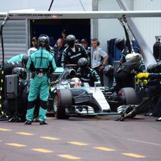 Lewis Hamilton realizando su parada en boxes