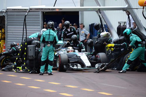 Lewis Hamilton realizando su parada en boxes