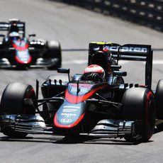 Jenson Botton y Fernando Alonso durante la carrera