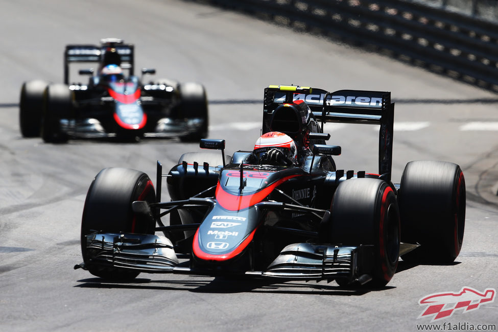 Jenson Botton y Fernando Alonso durante la carrera