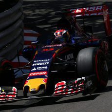 Max Verstappen rodando muy cerca de los muros