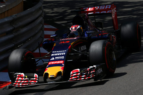 Max Verstappen rodando muy cerca de los muros