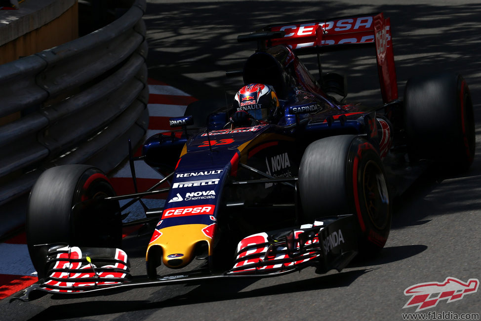 Max Verstappen rodando muy cerca de los muros