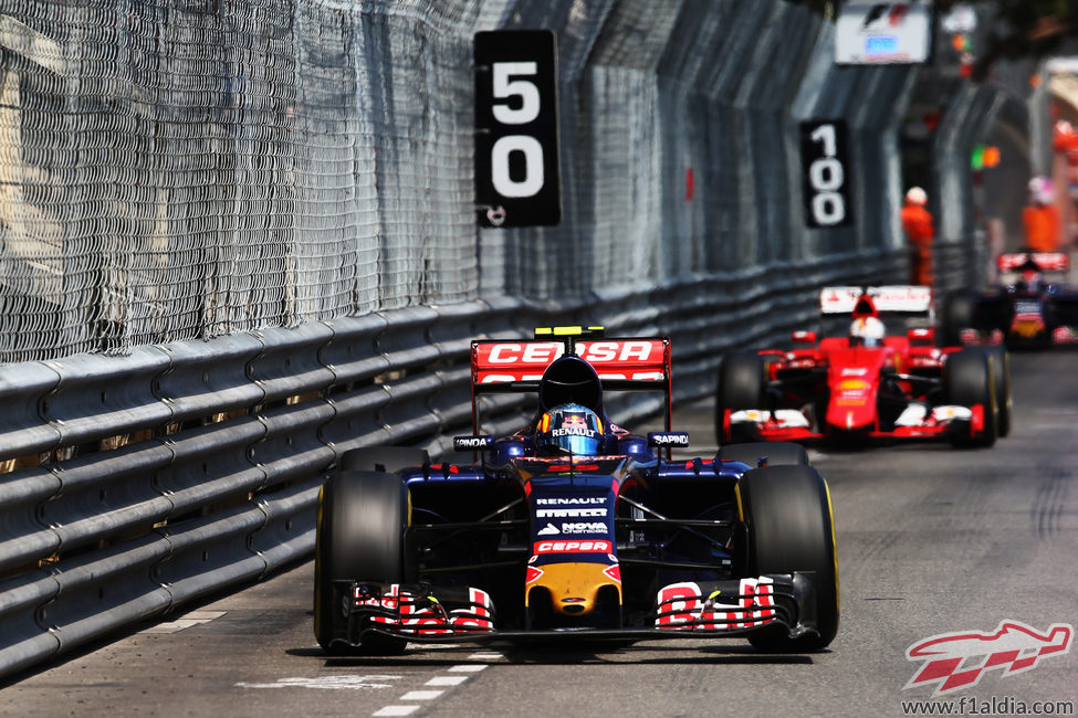 Carlos Sainz logra terminar en la zona de puntos