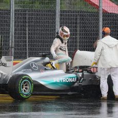 Lewis Hamilton acabó el día fuera de pista