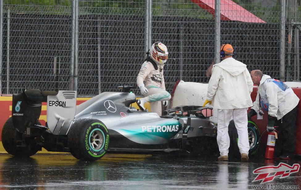 Lewis Hamilton acabó el día fuera de pista