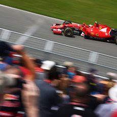 Kimi Räikkönen pasa fugaz junto a las gradas